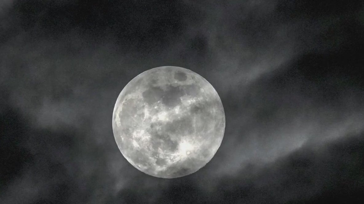 Rare lunar occultation: Full moon passes Mars